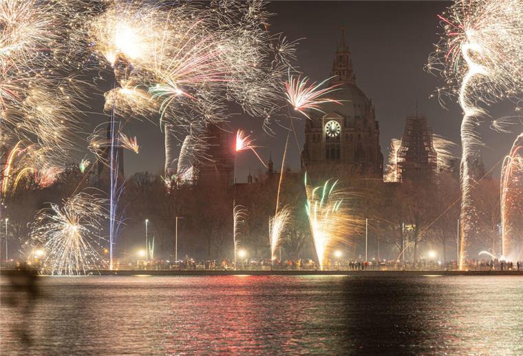 Feuerwerk explodiert am Himmel über dem Maschsee und dem Neuen Rathaus in Hannover