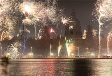 Feuerwerk explodiert am Himmel über dem Maschsee und dem Neuen Rathaus in Hannover