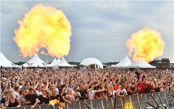 Feurig: Elektronische Tanzmusik ist Sonnabend auf dem Rotenburger Flugplatz angesagt. Bis zu 15.000 Besucher werden erwartet.