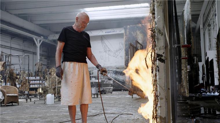 Feurige Kunst: Wim Wenders zeigt Anselm Kiefer bei der Arbeit.