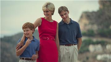 Fflyn Edwards (l-r) als Prinz Harry, Elizabeth Debicki als Diana und Rufus Kampa als Prinz William in „The Crown“.