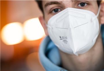 FFP2-Masken sorgen dafür, dass Tröpfcheninfektionen vermindert werden - der Schutz ist im Vergleich zu wiederverwendbaren Alltagsmasken teuer.