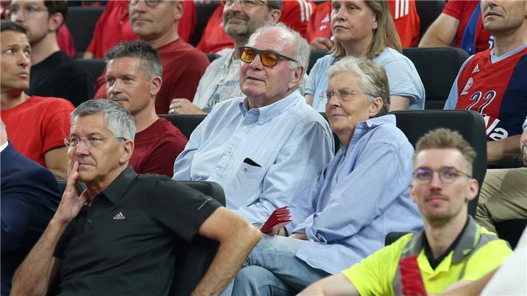 Party-Befehl an Bayern-Basketballer: „Spinnt der, oder was?“ Fieberten auf der Tribüne mit: Uli Hoeneß und Herbert Hainer.
