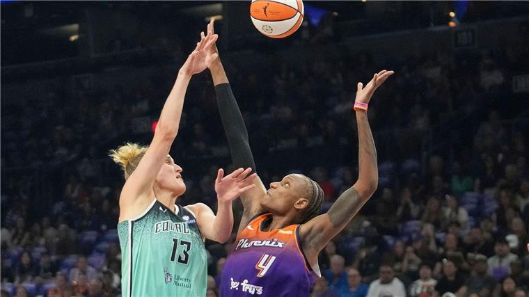 Fiebich (links) holte am Ende einen wichtigen Rebound und gewann das erste Playoff-Spiel mit den New York Liberty.