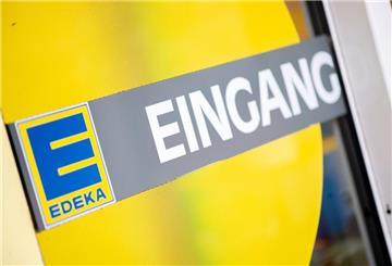 Die Aufschrift „Eingang“ steht an den geschlossenen Türen eines Supermarktes.