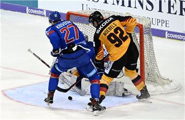 Filip Krivosik (links) aus der Slowakei und Marcel Noebels (Deutschland) kämpfen vor dem deutschen Tor um den Puck.

 