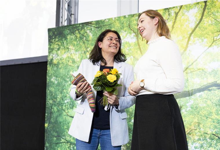 14.12.2024, Niedersachsen, Hannover: Filiz Polat (l, Bündnis 90/Die Grünen), vom Kreisverband Osnabrück-Land, und Greta Garlichs, Landesvorsitzende Bündnis 90/Die Grünen Niedersachsen, stehen nach Bekanntgabe der erfolgreichen Wahl von Polat für Platz 1 der Landesliste zur Bundestagswahl 2025 beim Landesparteitag von Bündnis 90/Die Grünen Niedersachsen auf der Bühne. Foto: Michael Matthey/dpa +++ dpa-Bildfunk +++