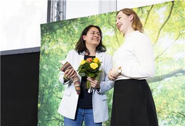 14.12.2024, Niedersachsen, Hannover: Filiz Polat (l, Bündnis 90/Die Grünen), vom Kreisverband Osnabrück-Land, und Greta Garlichs, Landesvorsitzende Bündnis 90/Die Grünen Niedersachsen, stehen nach Bekanntgabe der erfolgreichen Wahl von Polat für Platz 1 der Landesliste zur Bundestagswahl 2025 beim Landesparteitag von Bündnis 90/Die Grünen Niedersachsen auf der Bühne. Foto: Michael Matthey/dpa +++ dpa-Bildfunk +++