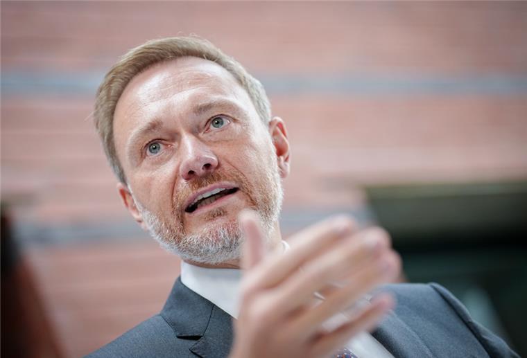 Lindner schlägt Einfrieren des Rundfunkbeitrages vor Christian Lindner, Bundesminister der Finanzen und FDP-Bundesvorsitzender, gestikuliert und redet.