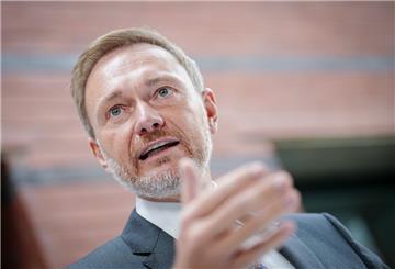 Christian Lindner, Bundesminister der Finanzen und FDP-Bundesvorsitzender, gestikuliert und redet.