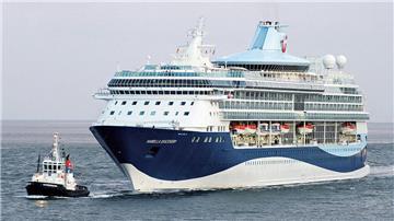Ein Schlepper (links) begleitet ein blau-weißes Kreuzfahrtschiff. Fincantieri und TUI haben eine Absichtserklärung für zwei neue Kreuzfahrtschiffe unterzeichnet. 