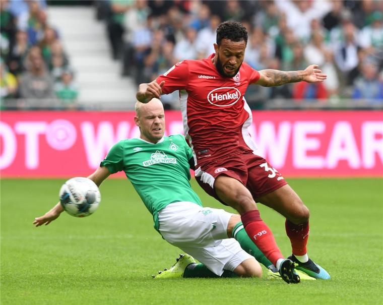 Findet nicht richtig ins Spiel: Werders Davy Klaasen (links) im Zweikampf mit Fortunas Lewis Bakerl. 