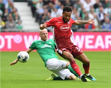 Findet nicht richtig ins Spiel: Werders Davy Klaasen (links) im Zweikampf mit Fortunas Lewis Bakerl. 