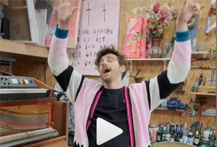 Dance-Moves in der Werkstatt: Fynn Kliemann macht wieder Musik Finn Kliemann tanzt in einem Instagram-Video