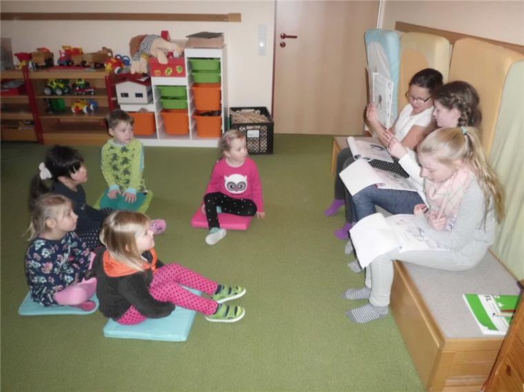 Fiona, Marie und Sophie aus der 4a lesen Emilia, Farin, den beiden Finjas und Lina vor. 