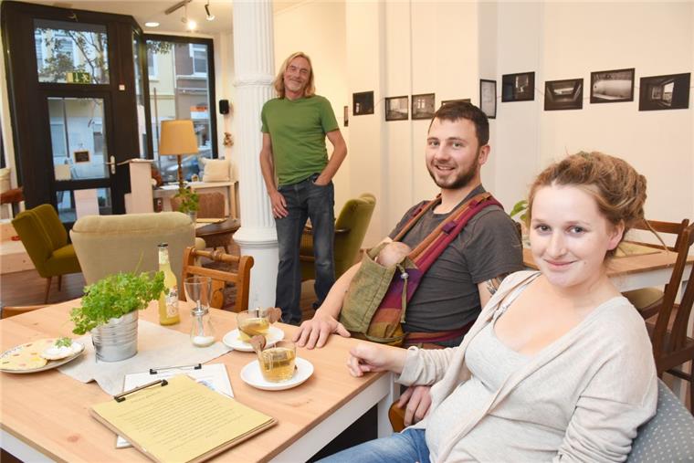 Kulturcafé mit ungewöhnlichem Konzept: Im Findus soll das Kommerzielle in den Hintergrund rücken Fiona Steller und Christian Brinker (mit dem gemeinsamen Sohn Adam) betreiben in der Werkstatt 212 das Café Findus. Über die Gründung freut sich Robert Worden (hinten), künstlerischer Leiter der Werkstatt 212.