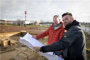 Firmenchef Sandor Bacso (rechts) und Planer Klaus Kanngeter beobahcten den Baufortschritt an der Eichstraße.