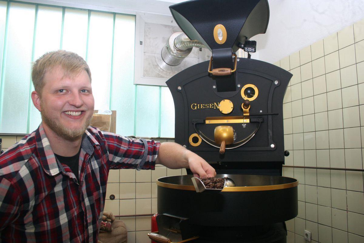 Firmengründer Ulli Berbrich vor dem Kernstück seiner Kaffeewerkstatt Bohnengold: dem Röster.
