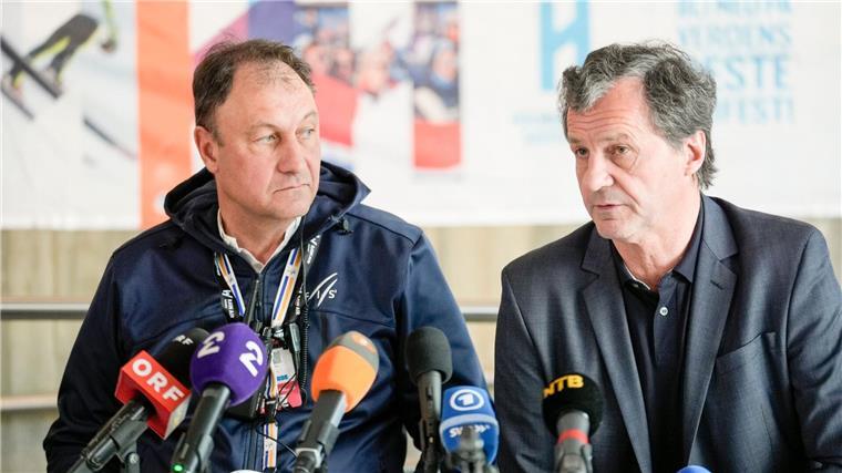 „Watsche“ und geheime Bilder: Skisprung-Streit tobt weiter Fis-Rennleiter Sandro Pertile (l) wirkt angeschlagen.