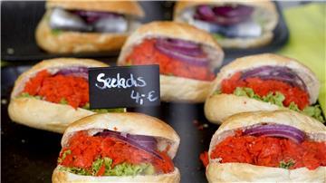 Fischbrötchen mit Seelachs liegen in der Auslage eines Imbisses an den Landungsbrücken.