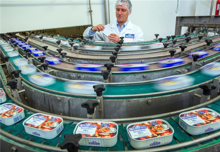 Fischdosen haben Konjunktur. Fischliebhaber haben sich seit den Corona-Beschränkungen mit reichlich Dosenfisch eingedeckt.