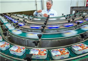 Fischdosen haben Konjunktur. Fischliebhaber haben sich seit den Corona-Beschränkungen mit reichlich Dosenfisch eingedeckt.
