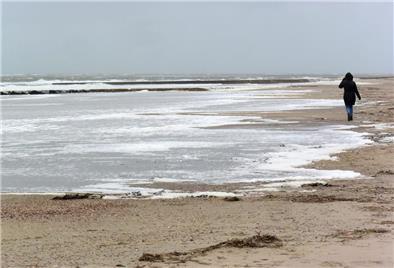 Ein Mensch am Strand.