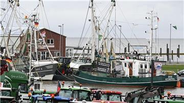 Fischer und Landwirte demonstrieren gemeinsam im Hafen.