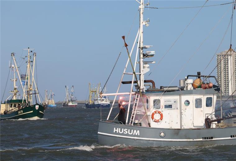 Fischerboote fahren während einer Kutterdemonstration anlässlich der Agrarministerkonferenz auf der Nordsee.