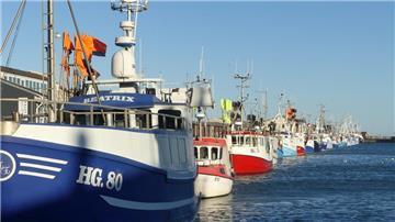 Fischerboote im Hafen von Hirtshals. Dänische Fischer meiden heimische Häfen aufgrund neuer CO₂-Steuer.