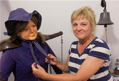 Fischerin mit Schöpferin: Vier Figuren hat Kerstin Wickel für das Wattenfischereimuseum modelliert. Die Krabbenfischerein ist ihre jüngste Arbeit.