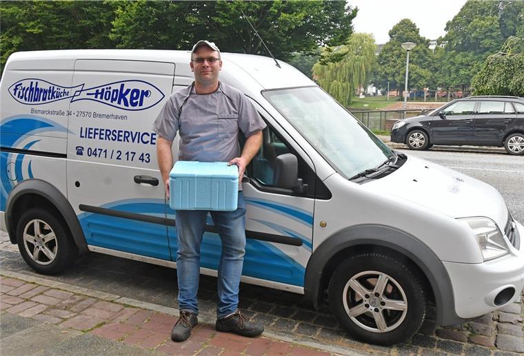 Lieferant vor dem Lieferwagen von der Fischbratküche Höpker