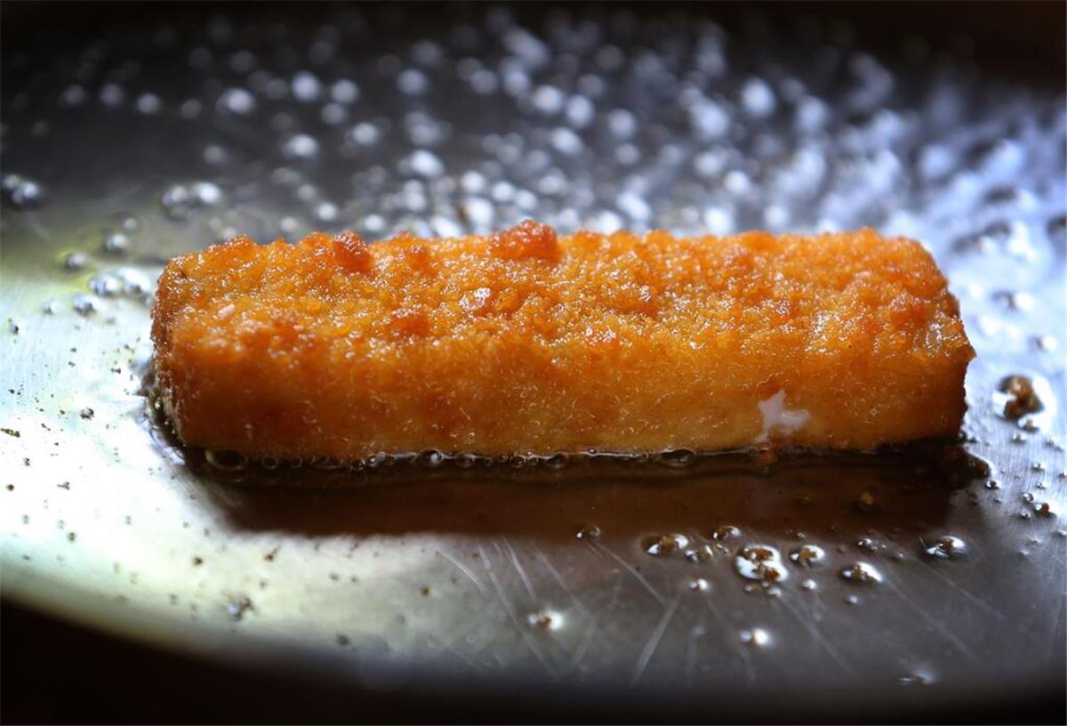 Gesundheitsrisiko Fischstäbchen: Verbraucherschützer warnen vor dem TK-Produkt ILLUSTRATION - Ein Fischstäbchen wird in einer Pfanne gebraten. (Zu dpa "Fischstäbchen sollen teurer werden") (zu dpa: «Möglicherweise Kunststoff in Fischstäbchen – Rückruf»)