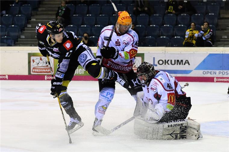Fischtown-Pinguins-Torhüter Tomas Pöpperle hatten im Spiel bei den Krefeld Pinguinen alle Hände voll zu tun.