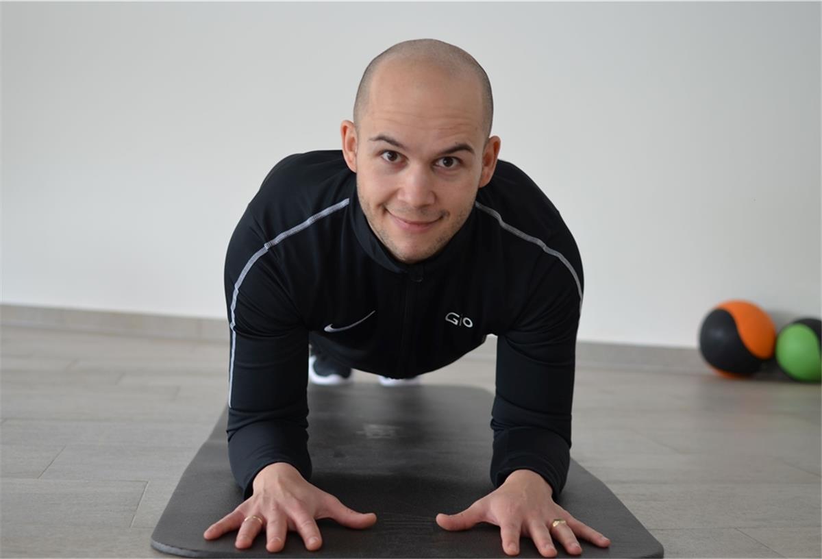 Einfache Fitnessübungen für Zuhause Fitnesstrainer Gio Panto vom Outfit in Bremerhaven zeigt Übungen, mit denen man sich trotz geschlossener Fitnessstudios fithalten kann.