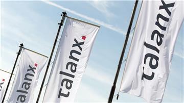 Flaggen der Talanx AG wehen bei der Hauptversammlung des Versicherungskonzerns.