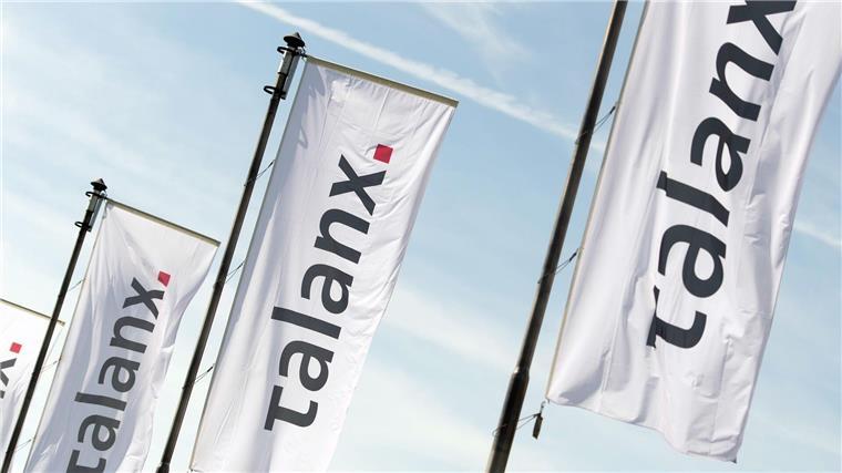 Talanx steigert Quartalsgewinn deutlich Flaggen der Talanx AG wehen im Wind.