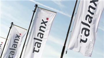 Flaggen der Talanx AG wehen im Wind.
