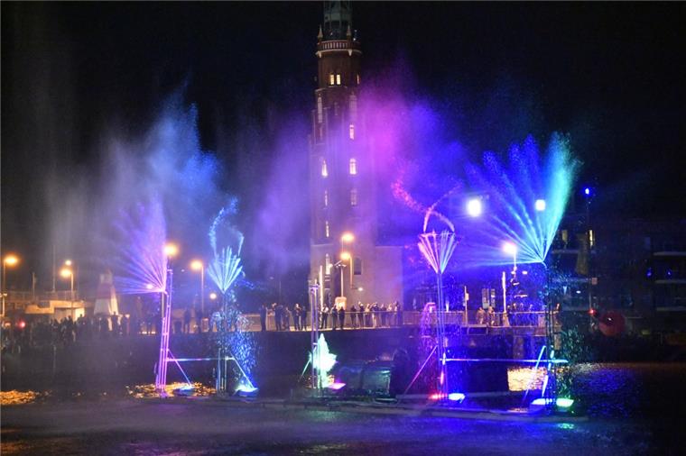 Bildergalerie: So schön ist das Seestadtfest Flames of Water: Die Lichtshow begeisterte viele Besucher beim Seestadtfest 2017 in Bremerhaven.