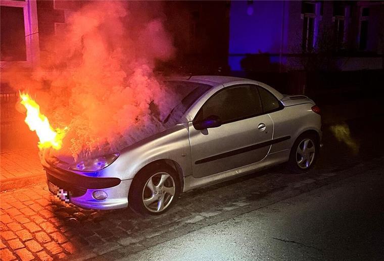 Flammen aus dem Motorraum