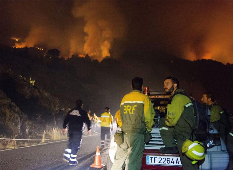 Flammen fressen sich durch die Hügel bei El Paso im Urlaubsparadies La Palma. Schuld an dem Brand ist wohl ein Deutscher, der Toilettenpapier anzündete.