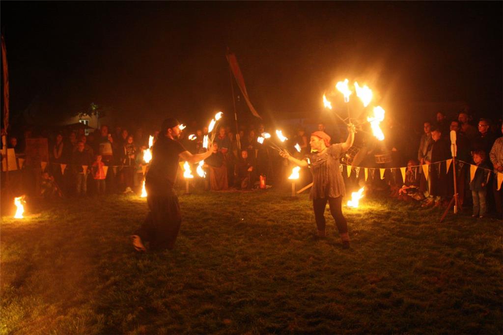 Flammen in der Dunkelheit. Herbstmarkt Beverstedt. Foto: Rendelsmann