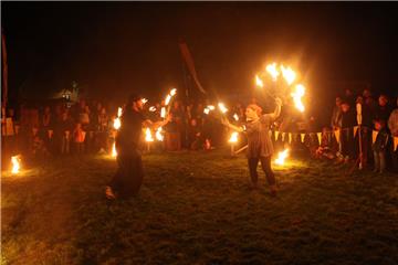 Flammen in der Dunkelheit. Herbstmarkt Beverstedt. Foto: Rendelsmann