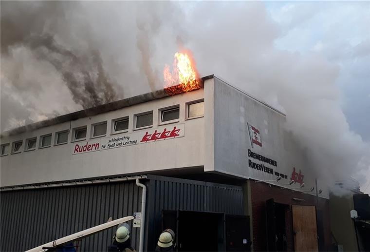 Flammen schlagen aus dem Dach des Rudervereins.