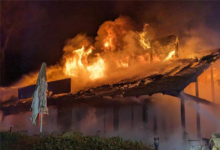 Flammen schlagen aus dem Dachgeschoss.