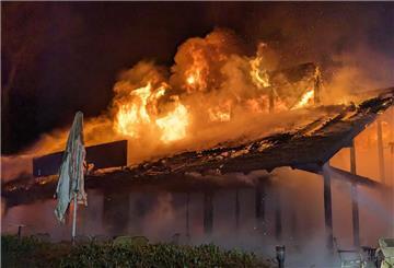 Flammen schlagen aus dem Dachgeschoss.