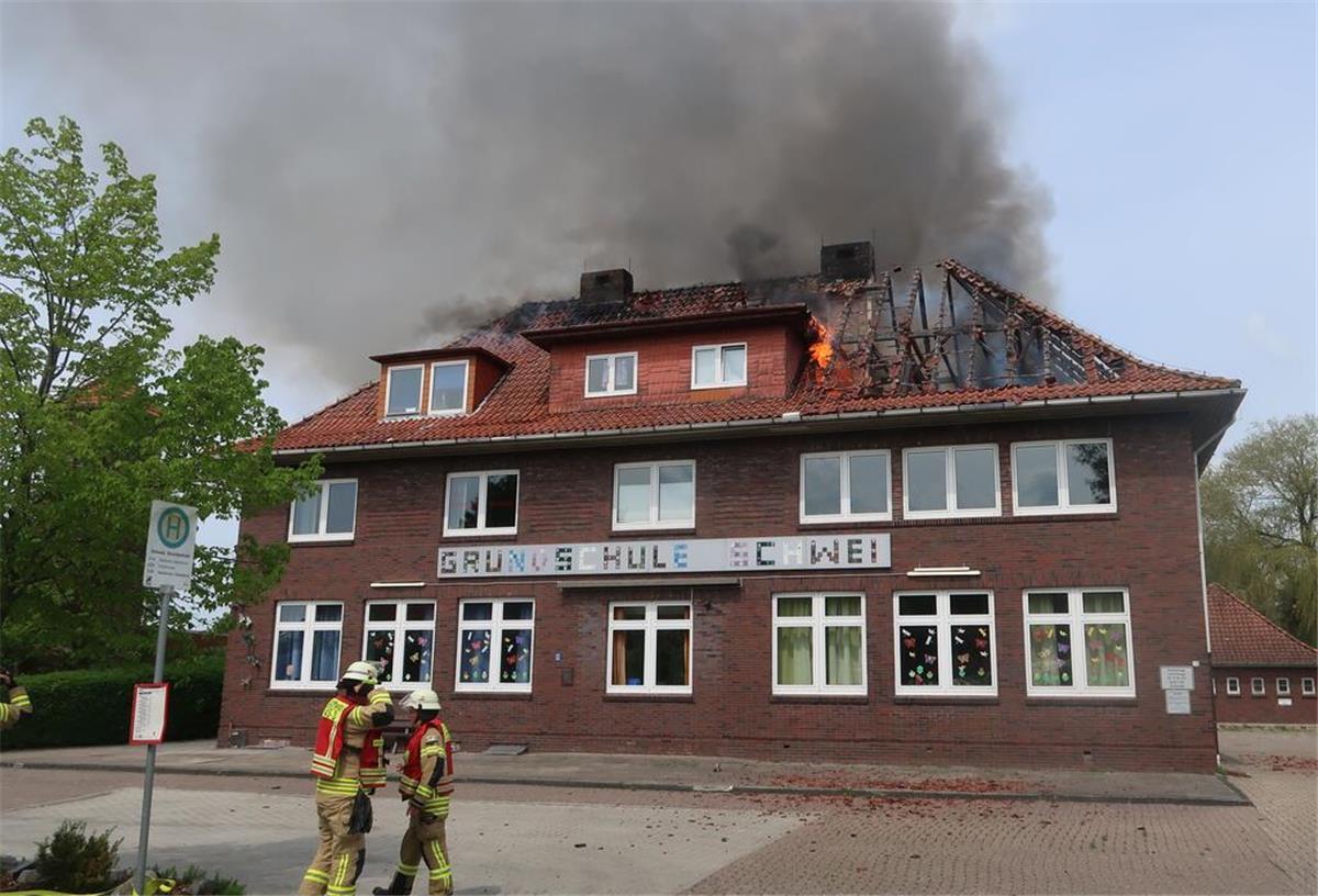 Grundschule Schwei in Flammen: Familie kann sich retten Flammen schlagen aus dem Dachstuhl der Grundschule Schwei. Die Ursache für das Feuer ist bislang unbekannt.