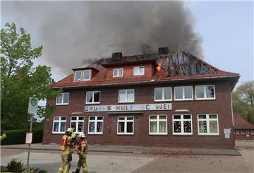 Flammen schlagen aus dem Dachstuhl der Grundschule Schwei. Die Ursache für das Feuer ist bislang unbekannt.