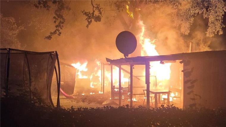 Feueralarm in der Nacht: Kleingartengelände in Bremerhaven brennt Flammen schlagen aus einem brennenden Kleingartenhäuschen