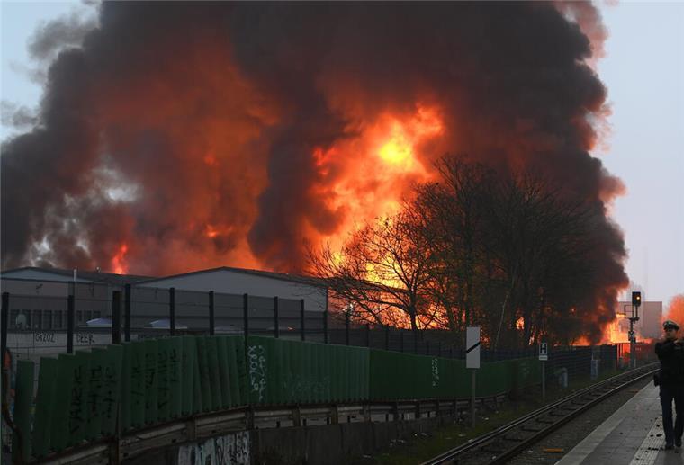 „Extreme Gefahr“ für die Bevölkerung: Riesige Rauchwolke über Hamburg Flammen steigen auf bei einem Großbrand in Hamburg-Rothenburgsort. Aufgrund starker Rauch- und Gasentwicklung, mit möglicher chemischer Bestandteile, hat die örtliche Polizei eine amtliche Gefahrenmeldung herausgegeben.